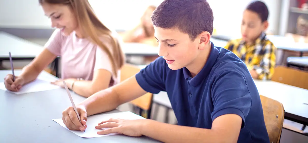 Élèves de collège révisant leurs examens avec Acadomia