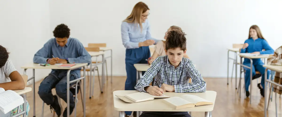 Examen du brevet par des collégiens - préparés par Acadomia