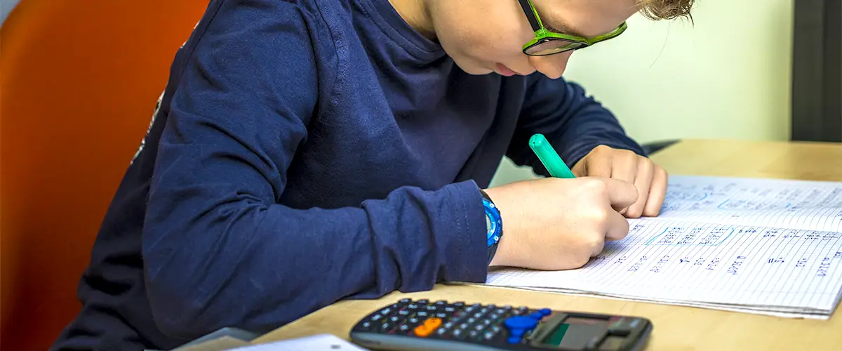 Collégien révise les maths pour le brevet - avec Acadomia soutien scolaire