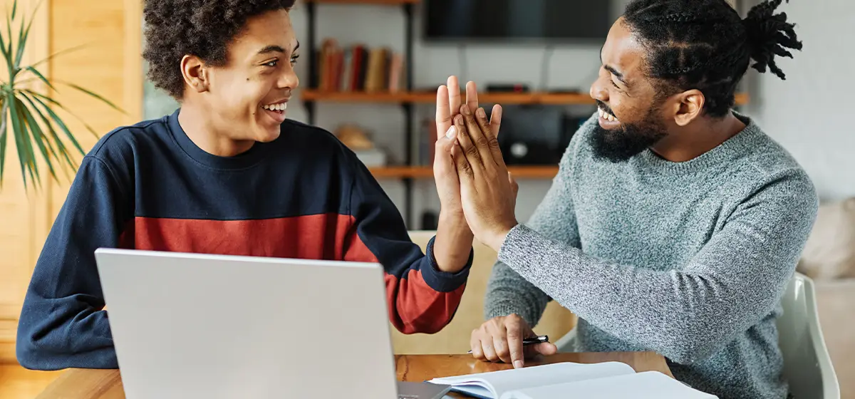 Un parent soutenant son ado pendant les révisions avec l'aide Acadomia