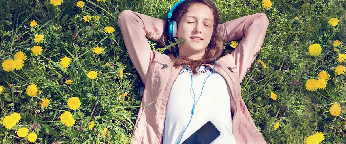 Adolescente en repos allongée pendant les vacances d'été pour réviser avec Acadomia
