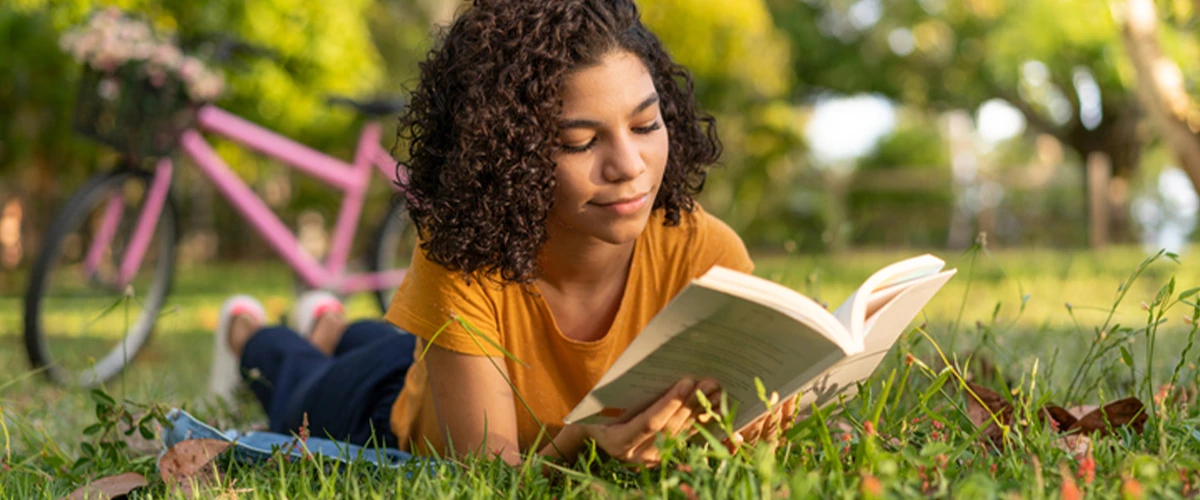 Une élève de collège en train de lire - Acadomia