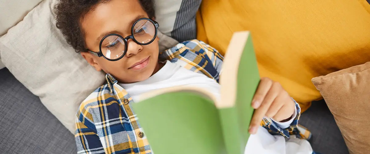Jeune enfant de primaire en train de lire - Acadomia