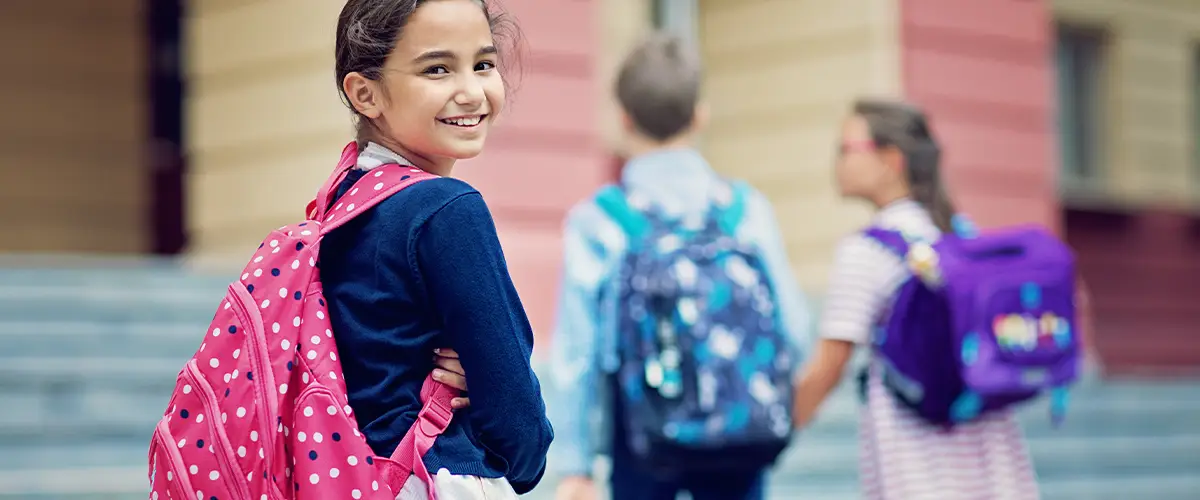 Jeune élève de primaire qui rentre en classe