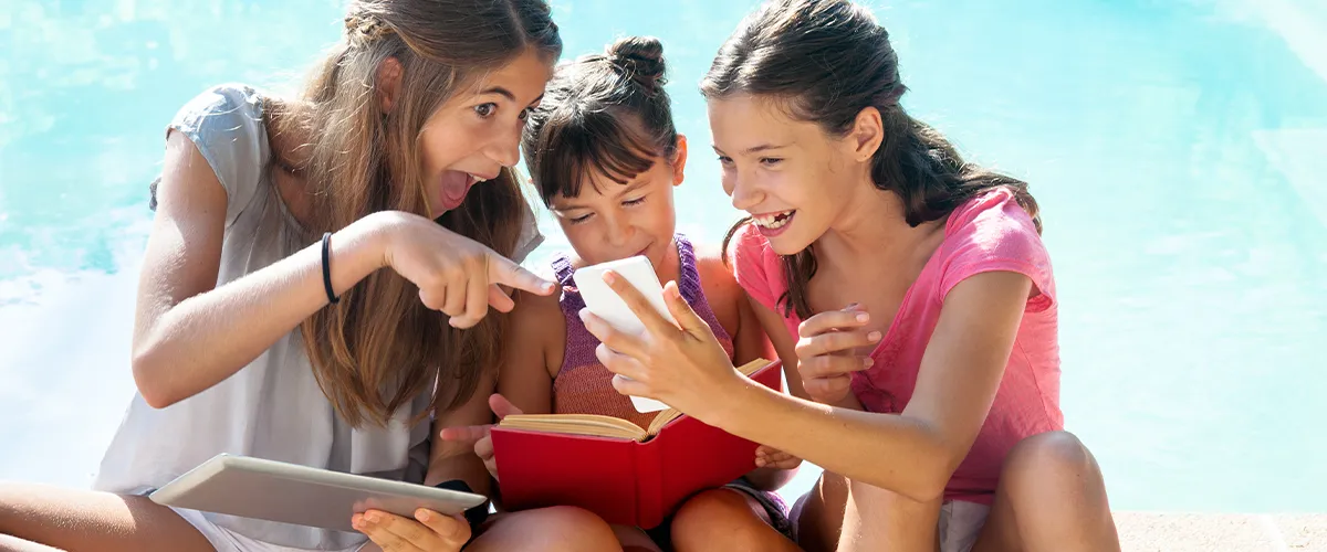 Jeunes filles en révision pendant leurs vacances avec Acadomia