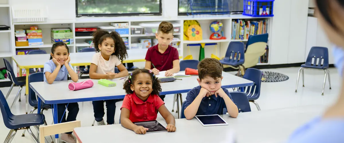 Jeunes élèves dans une classe à double niveau en primaire - Acadomia