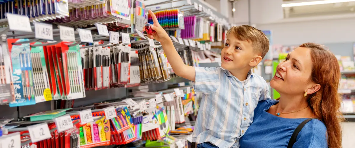 Mère avec son enfant en préparation de la rentrée - achat des fournitures scolaires - Acadomia