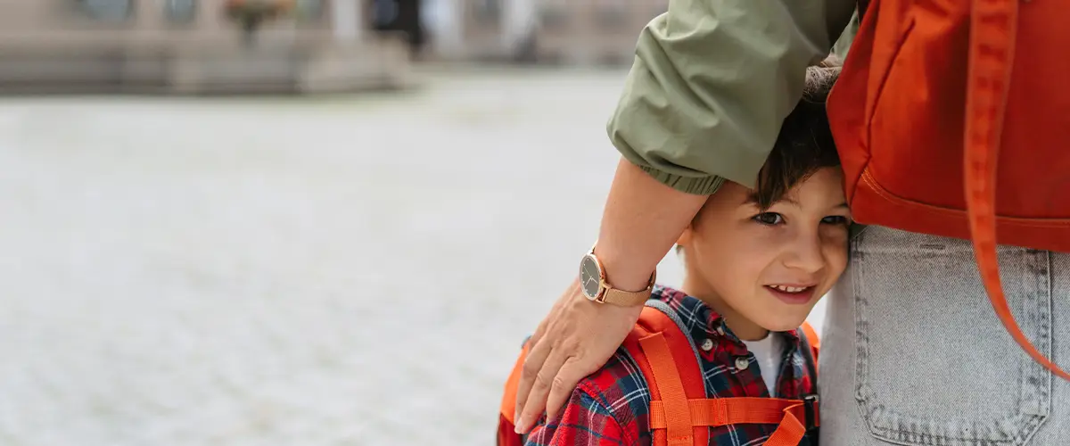 Jeune garçon stressé dans les bras de son parent - Acadomia