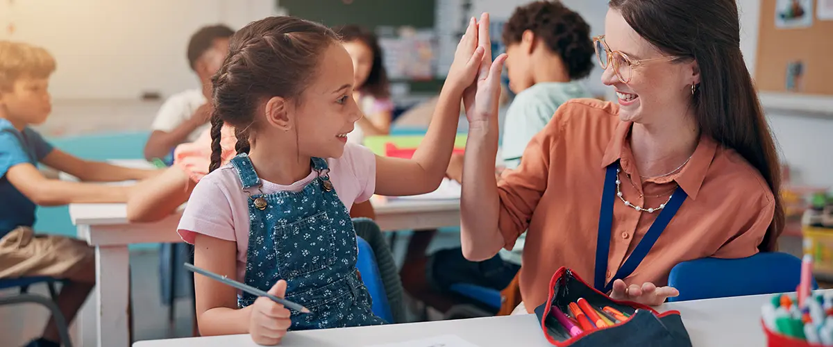 Elèves avec de bonnes habitudes scolaires en cours avec son professeur