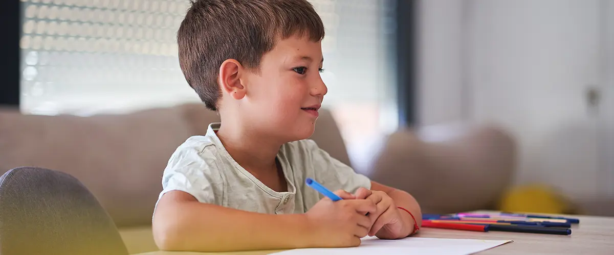 Elèves de primaire faisant ses devoirs à la maison
