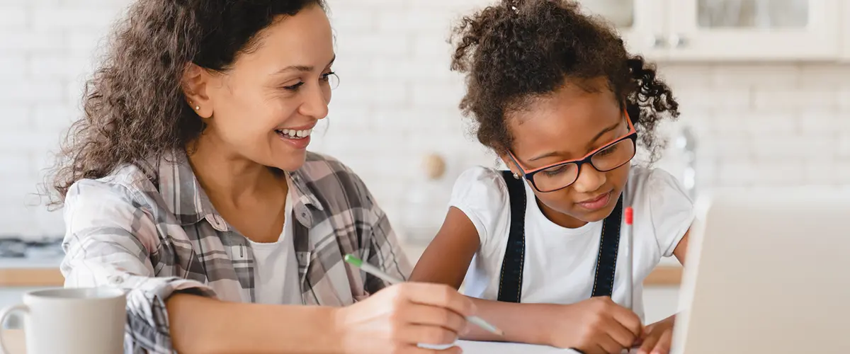 Jeune élève de primaire en cours particuliers - Acadomia