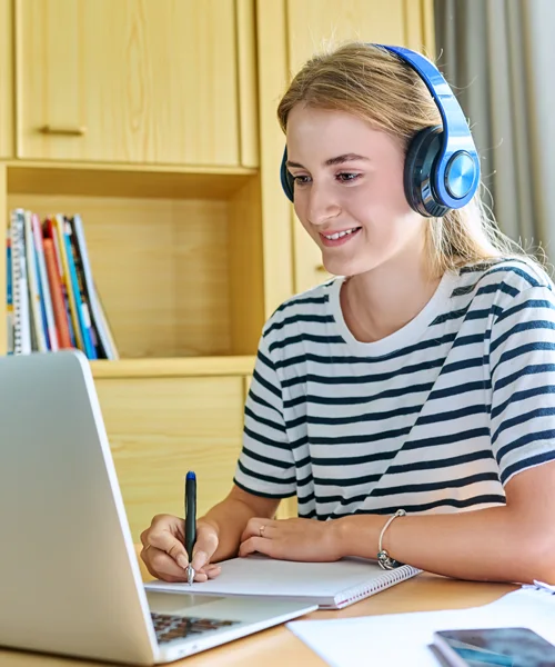 Jeune élève en cours Acadomia en ligne