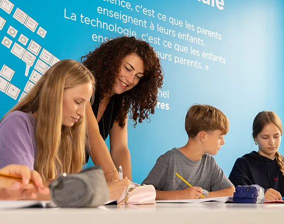 Des élèves en cours collectif avec une enseignante Acadomia