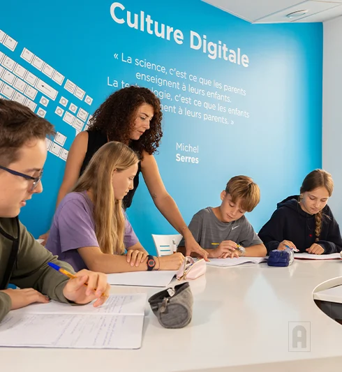 Cours en petit groupe de collégiens avec une enseignante Acadomia - photo tous droits réservés