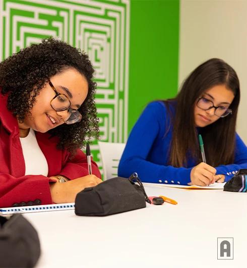 Lycéennes en préparation d'examen écrit en cours Acadomia - photo tous droits réservés
