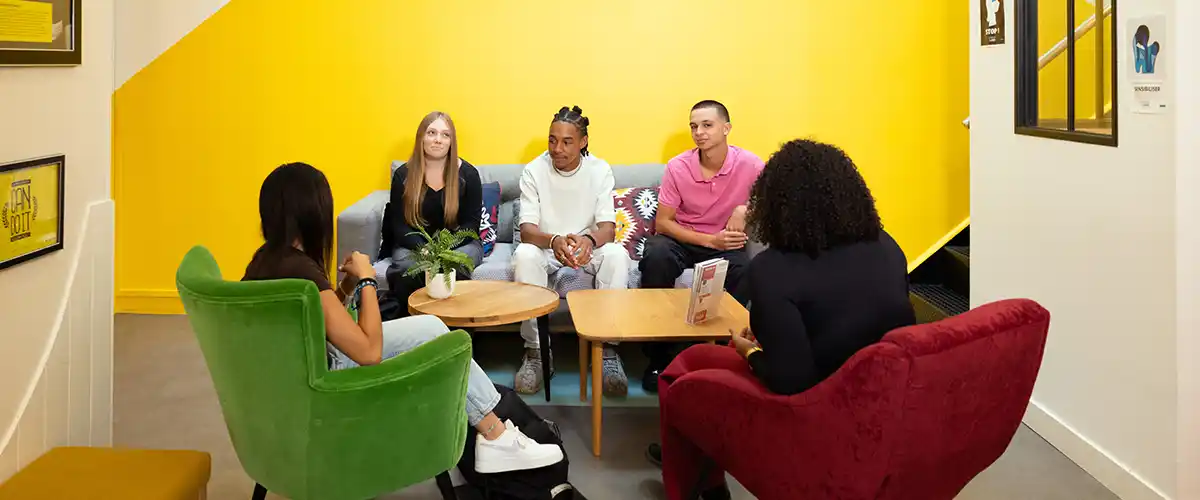 Groupe de lycéens détendus échangeant ensemble dans un espace convivial d'un centre Acadomia - photo tous droits réservés