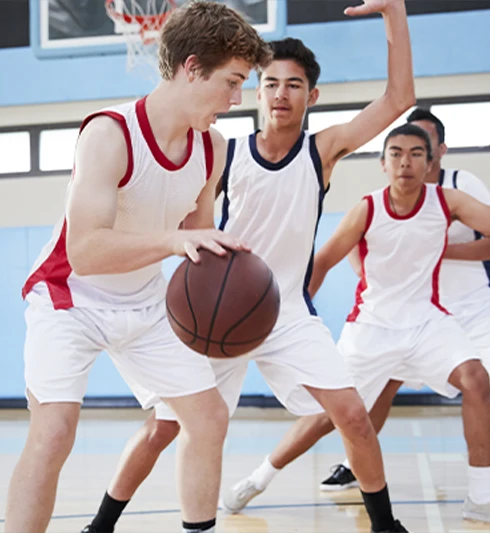 Jeunes joueurs de basket accompagnés par l'Ecampus Acadomia