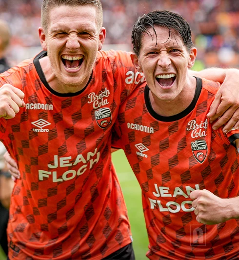 Deux joueurs de foot du FC Lorient partenaire Acadomia - photo tous droits réservés