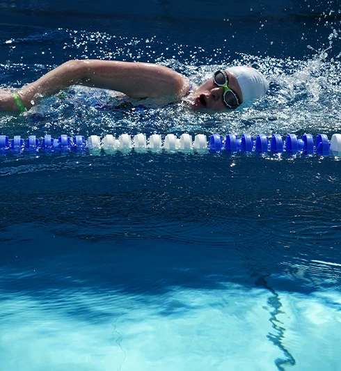 Jeune nageuse en sport-études avec l'Ecampus Acadomia