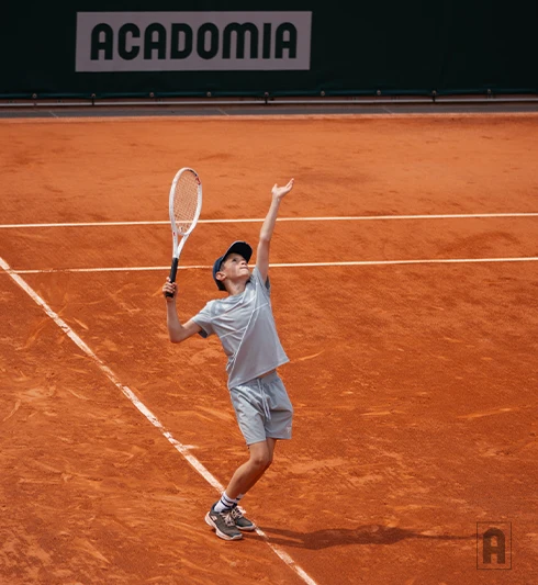 Jeune élève en tennis accompagné par l'E-Campus Acadomia et le FFG - photo tous droits réservés