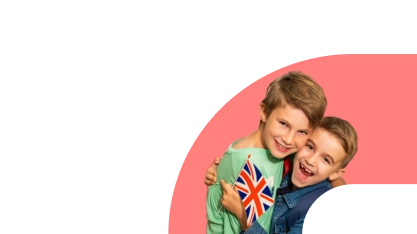 Deux élèves de primaire tenant un drapeau anglais avec Acadomia - photo tous droits réservés