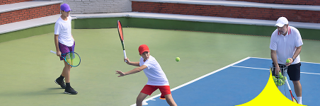 Jeune joueur de tennis à l'entrainement