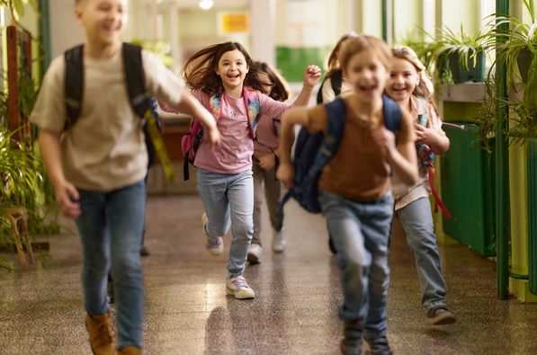 Élèves de primaire heureux à la sortie d'un cours collectif acadomia