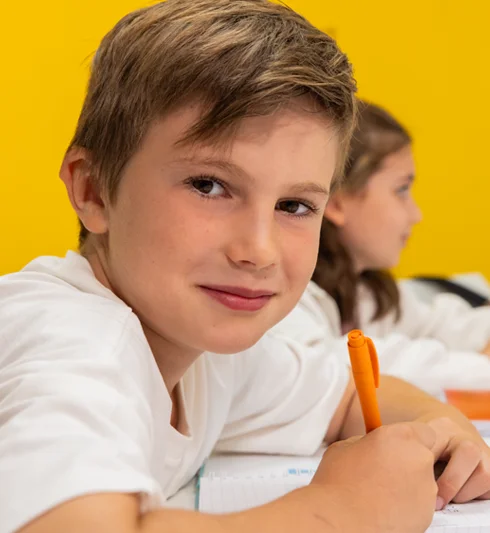 Une élève de primaire réalise un exercice lors d'un cours collectif Acadomia - photo tous droits réservés
