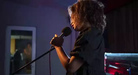 Enseignant Acadomia en cours de chant