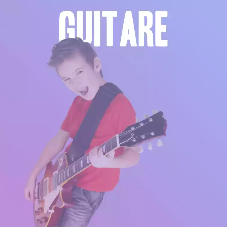 Elève qui joue de la guitare avec Acadomia