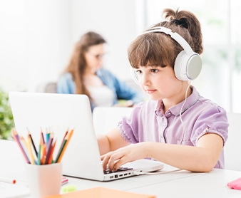 Elève du primaire en cours par visio avec Acadomia