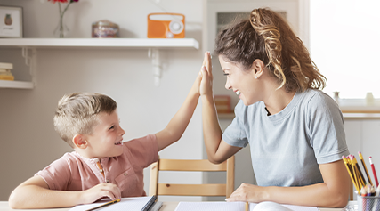 Elève de primaire et son professeur dans de l'aide aux devoirs à domicile
