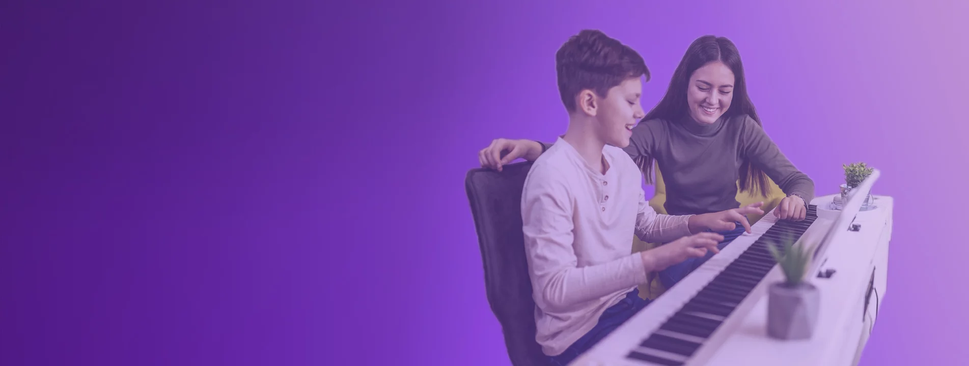 Un élève en cours de piano avec une enseignante musique Acadomia