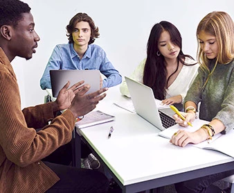 Elèves du lycée en cours collectif avec Acadomia