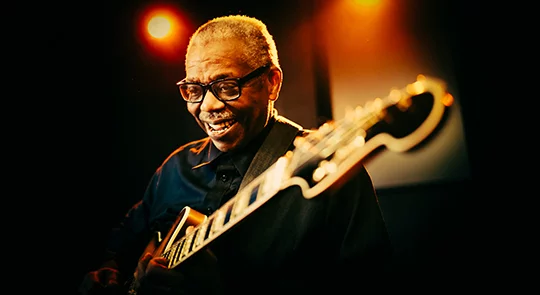 Enseignant Acadomia en cours de guitare