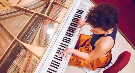 Enseignante musique Acadomia en cours de piano