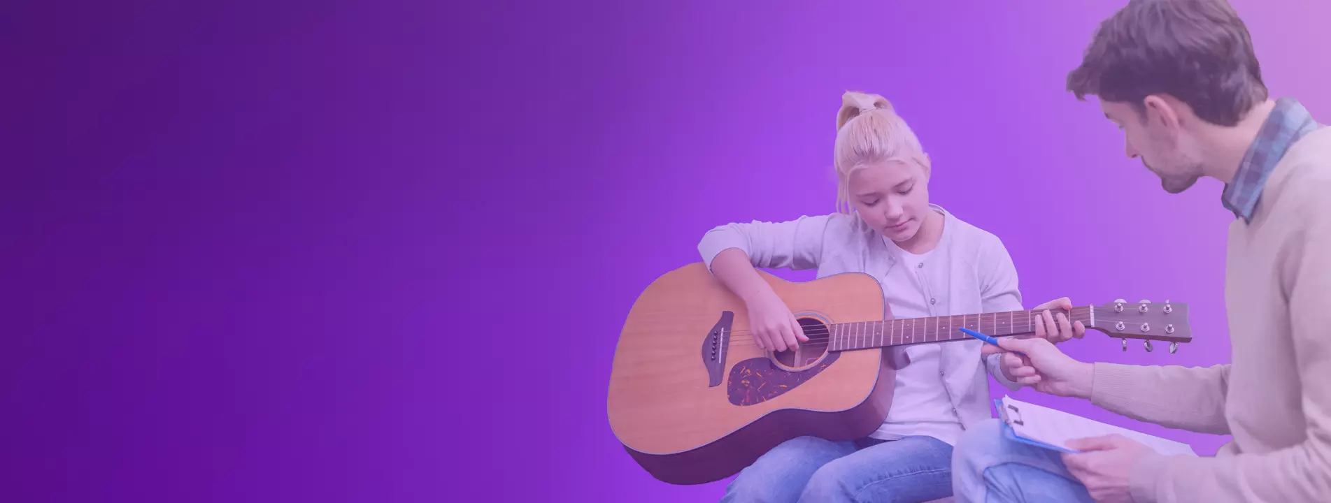 Un élève en cours de piano avec une enseignante musique Acadomia