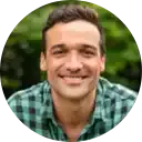 Portrait de Julien, étudiant en master 2 de droit international et professeur de droit chez Acadomia