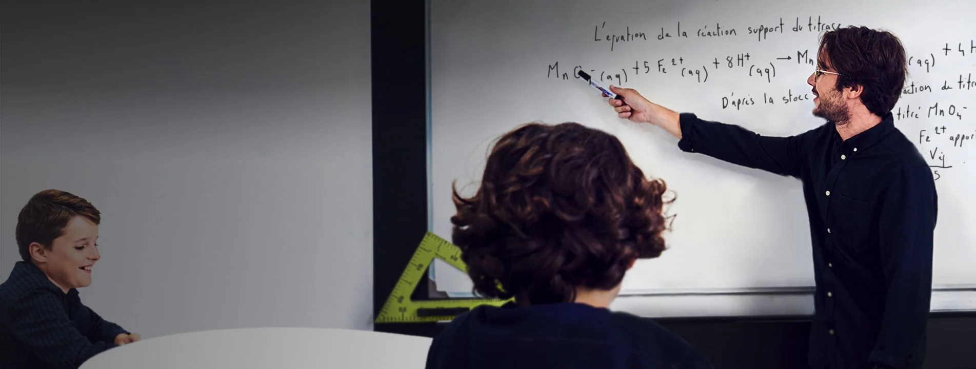 Petit groupe d'élèves en cours de chimie avec Acadomia