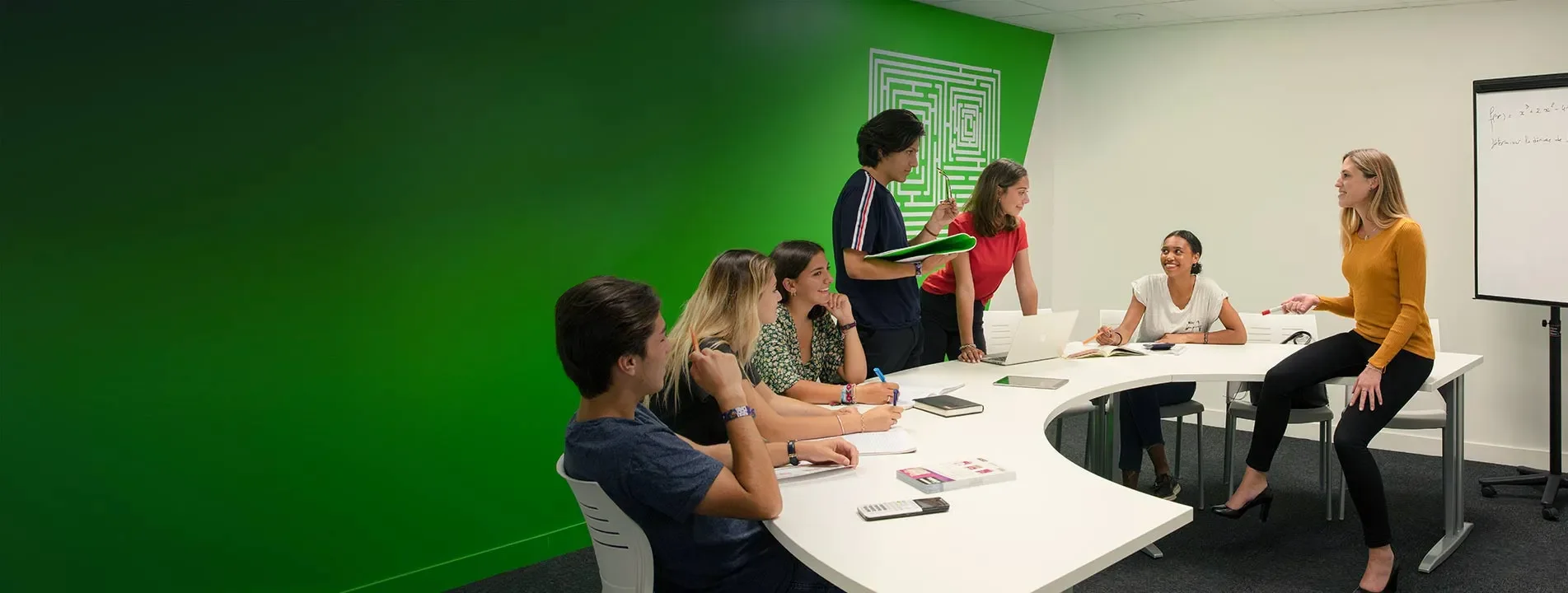 Petit groupe d'élèves en stage de maths avec Acadomia