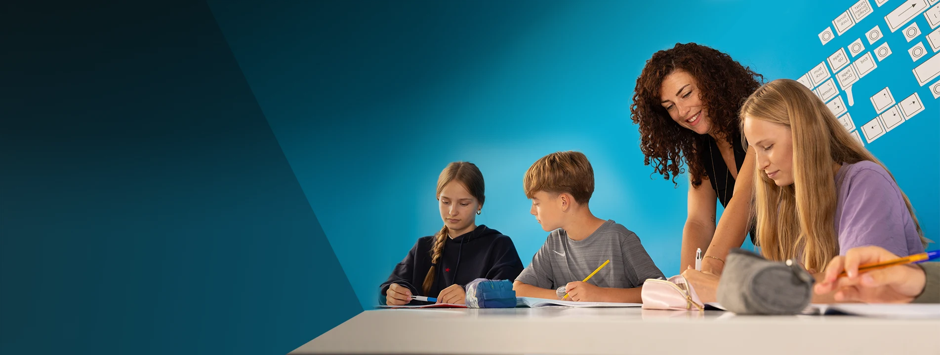 Petit groupe d'élèves en stage de pré-rentrée avec Acadomia