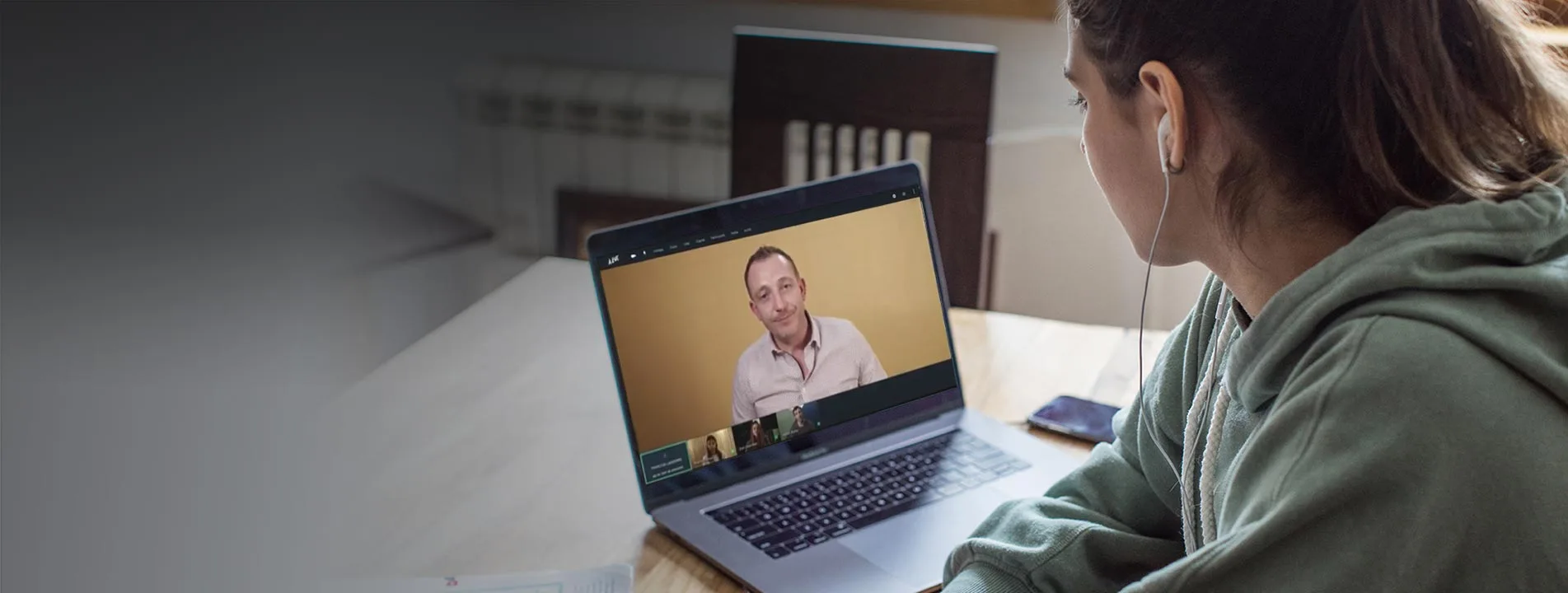 Elève pendant un cours en ligne avec Acadomia