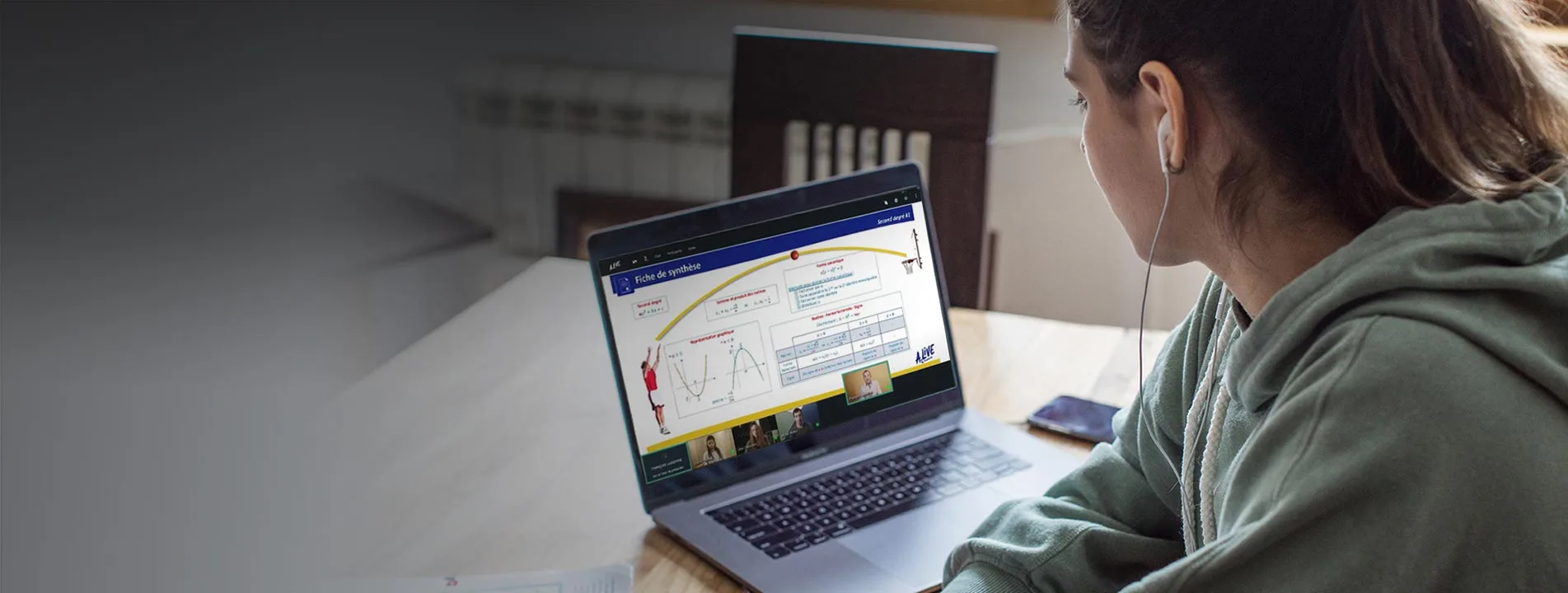 Elève devant écran pour un cours de maths en ligne avec Acadomia