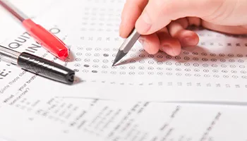 Personne qui rempli un test de connaissance type QCM