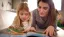Mère qui lit un livre avec sa fille de primaire