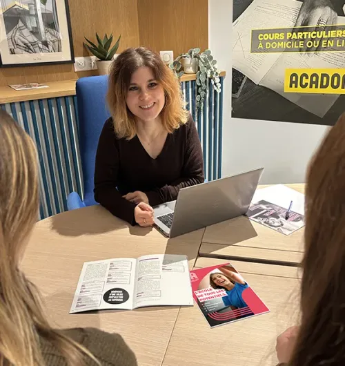 Une famille en RDV avec une conseillère pédagogique Acadomia - tous droits réservés