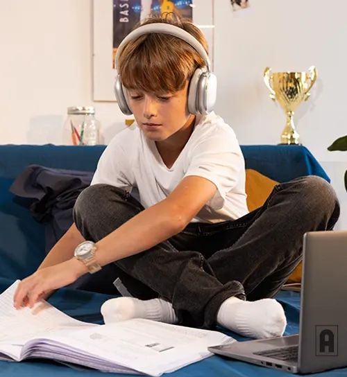 Collégien fais ses devoirs à domicile avec Acadomia - photo tous droits réservés
