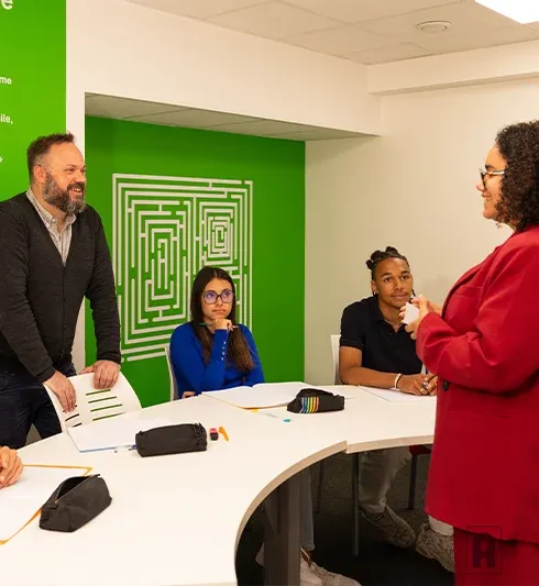 Cours en petit groupe de lycéens pour préparer un oral avec un enseignant Acadomia - photo tous droits réservés