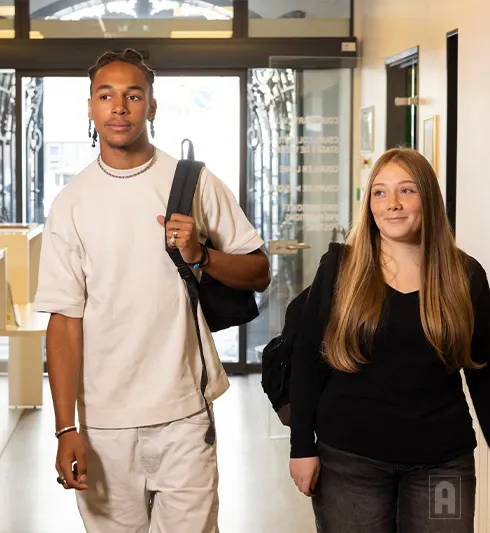 Deux étudiants qui marchent dans le couloir d'un établissement Acadomia - photo tous droits réservés