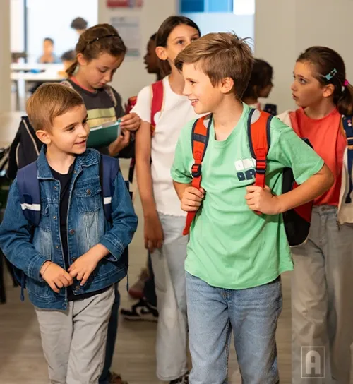 Groupe d'élèves de primaire qui entrent en classe Acadomia - photo tous droits réservés